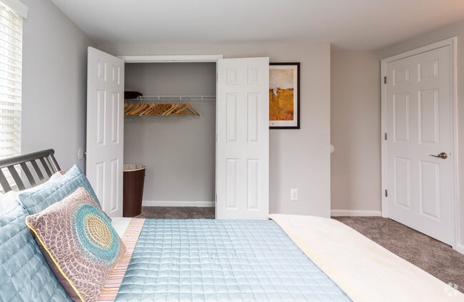 2BR, 1BA - 940 SF