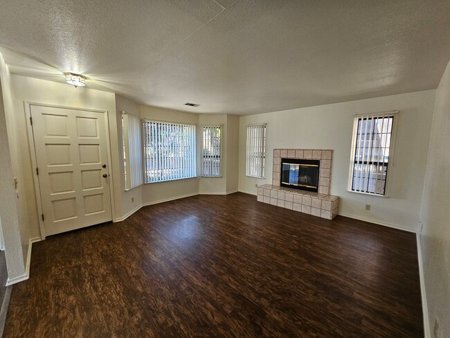 Photo - 2356-2356 Bushnell St Unidad 2338