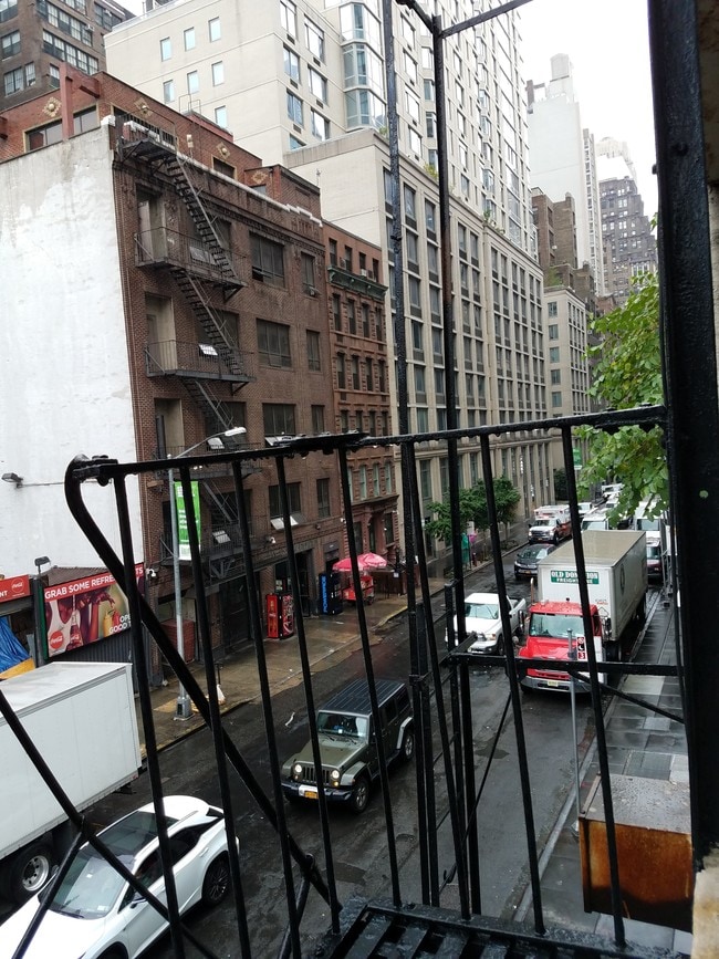 Photo - 354 W 37th St