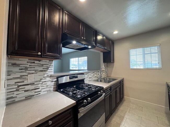Building Photo - 2015 E 7th St Unit 7THST2019