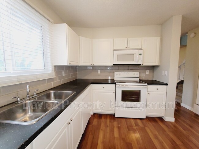 Photo - 1748 Lakewood Rd S NW