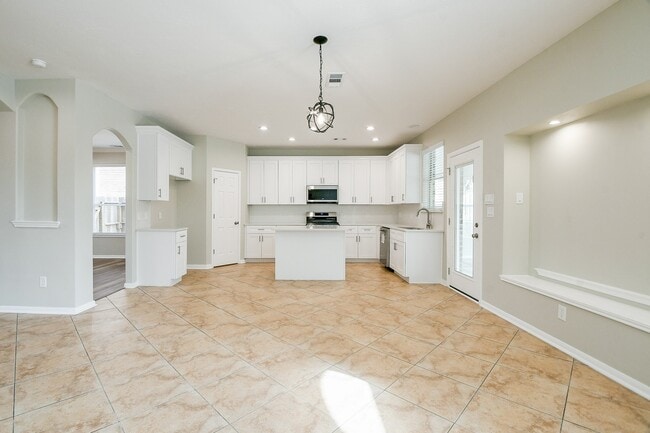 Photo - 815 Robins Way