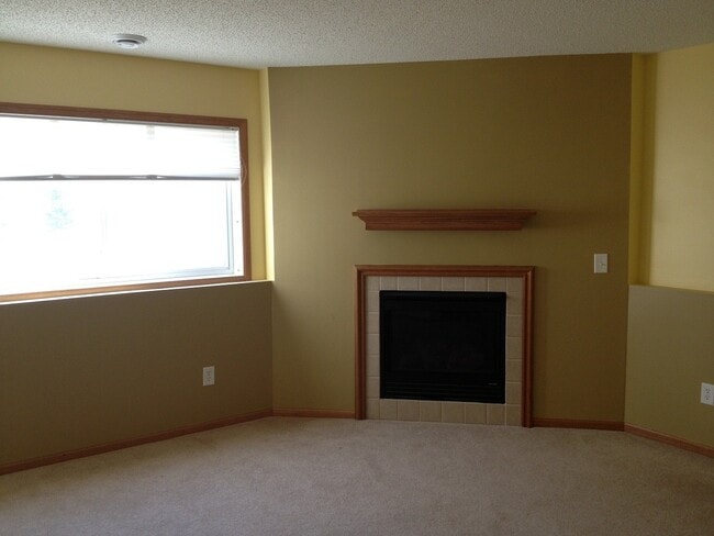 Photo - Great location *3bd*2.5Bth End Unit Townhome Avail July 1 2026
