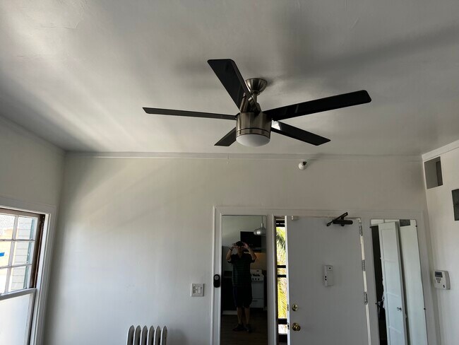 Ceiling fans - 2121 James M Wood Blvd Unidad 415