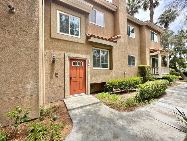 Desirable Tri-level Townhome in Carlsbad! - Desirable Tri-level Townhome in Carlsbad! Unidad 109
