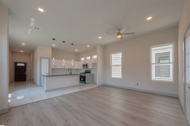 Photo - 2414 Sam Wilson St