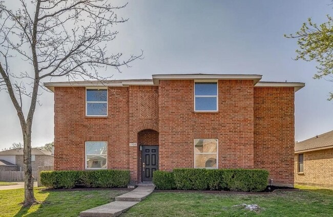 Building Photo - Comfortable Lancaster living with space to relax and entertain