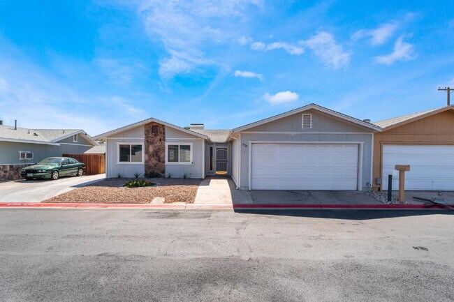"Charming 3-Bed Oasis with 2 Full Baths in Vibrant Las Vegas - 1315 Sq Ft of Comfort!"