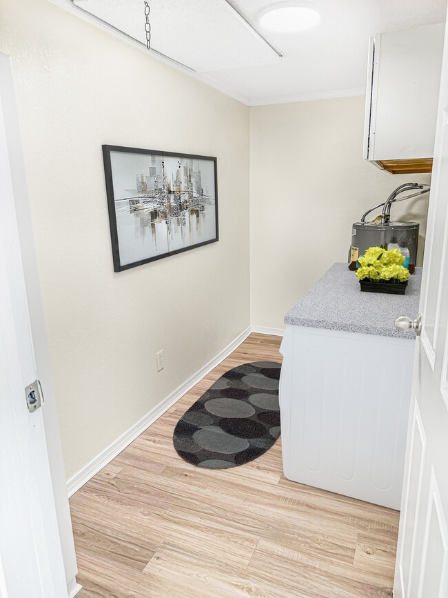 Diseñado cuidadosamente con almacenamiento adicional, espacio habitable flexible y conexiones para lavadora/secadora para adaptarse a su estilo de vida. - Royal Glen Apartments