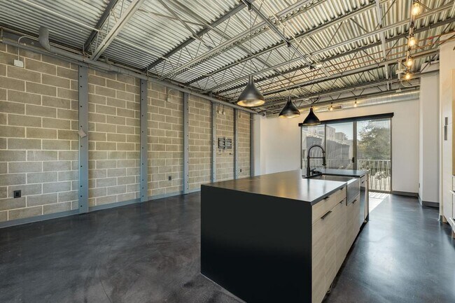 Photo - 4801 S Congress Ave Unidad S3 Rental