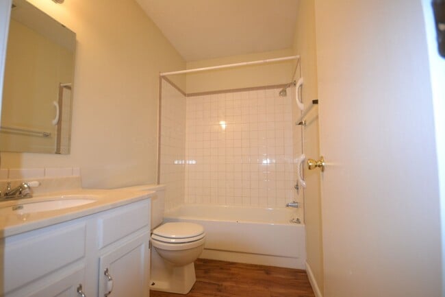 Photo - South Street Apartments Unidad D