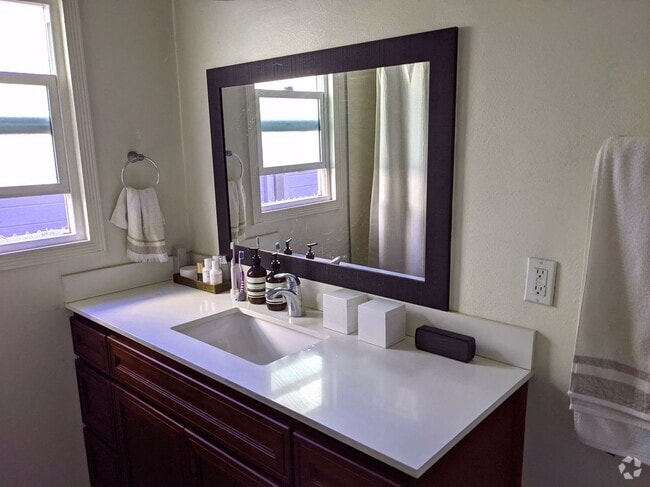 Building Photo - 636 N Heliotrope Dr Rental