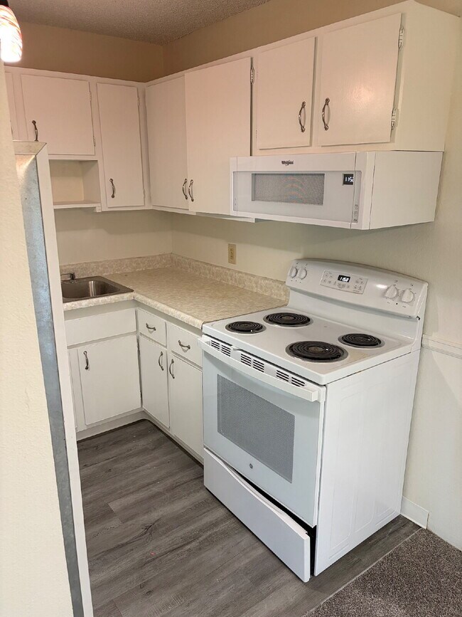 Photo - "First Month Free with 12 month Signed Contract, Spacious 2BR/2BA Condo in North Boulder – Just 6... Unidad 206