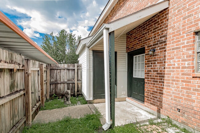 Fenced in area with storage - 4352 Stumberg Ln