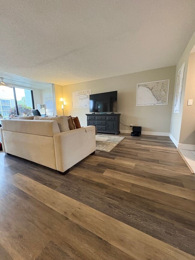 Photo - (55+) 1/1.5 WATERFRONT in Circle Bay Yacht Club