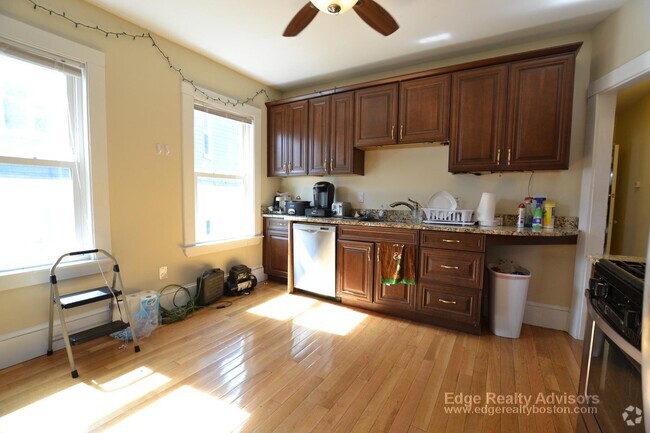 Building Photo - 73 Leicester St Unit 2 Rental