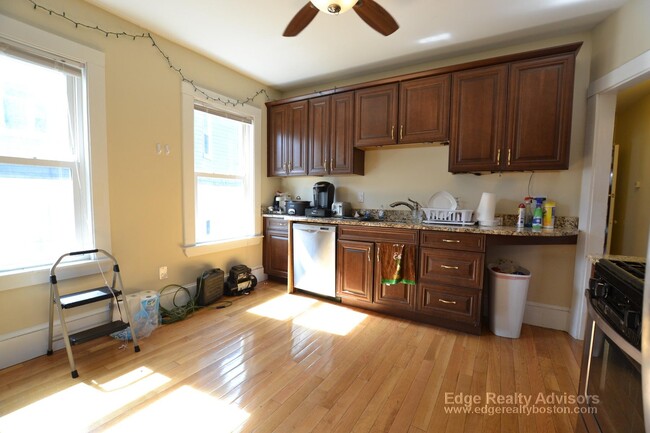 Building Photo - 73 Leicester St Unit 2 Rental