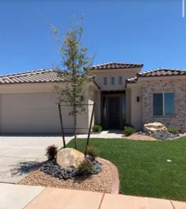 Building Photo - 938 N Sandy Talus Dr