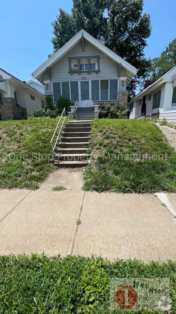 Building Photo - 3 Bedroom 1.5 Bathroom home in Kansas City!