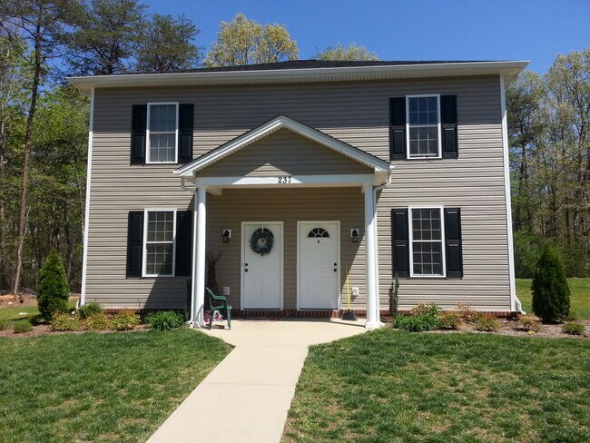 Townhouse within minutes of LU! Located on... - Townhouse within minutes of LU! Located on...