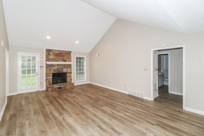 Photo - 6049 Lawnhill Dr