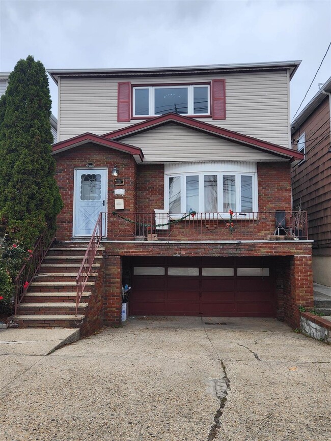 Building Photo - 71 Linnet St Unit 2