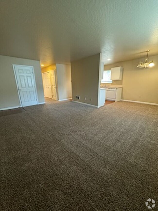 Building Photo - Great 2bed/2bath with tons of storage Rental