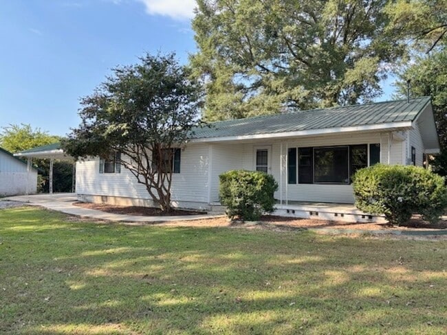 Building Photo - 3 Bedroom, 2 Bath home.