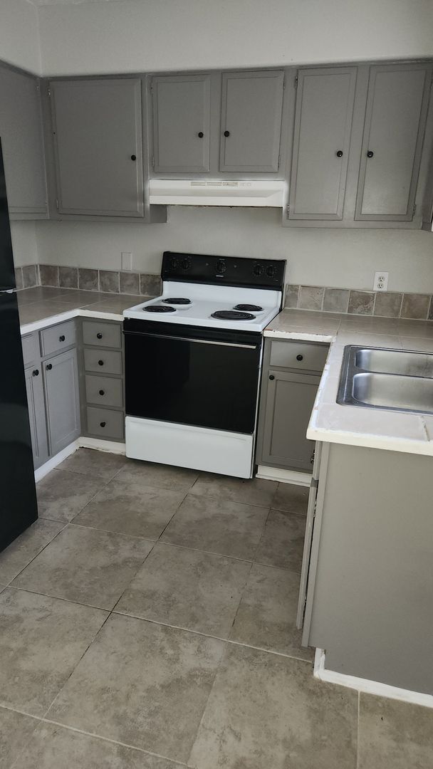Building Photo - 106 Lois St Unit #27
