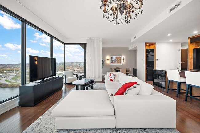 Building Photo - 101 Rue de la Rotonde Unit PH3-3