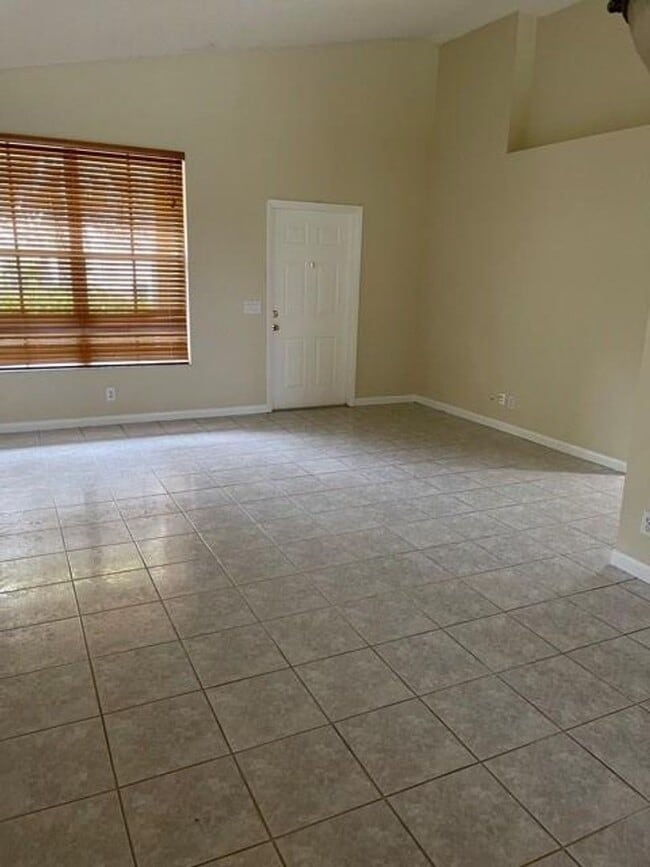 Photo - 824 Savannah Falls Dr House