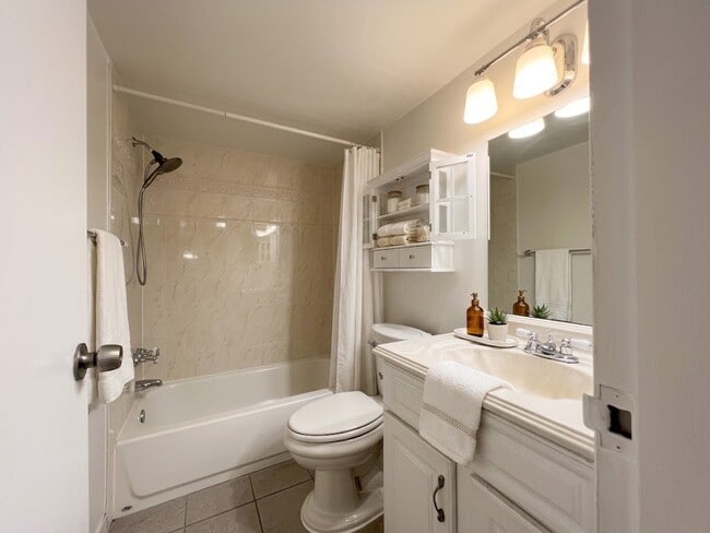Photo - 6001 Arlington Blvd Unit 305
