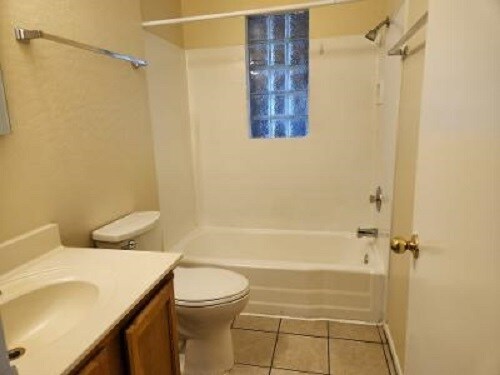 Bathroom. - 434 W University Dr Unidad 1
