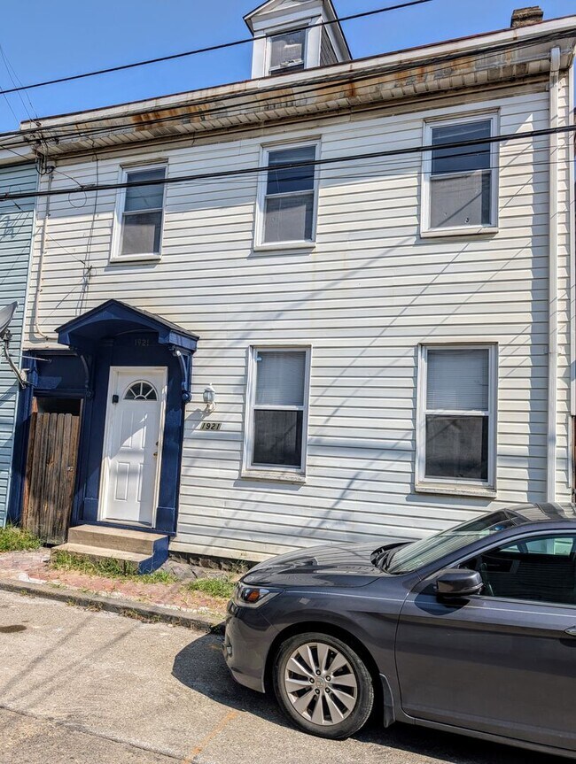 Photo - 4 Bedroom House in Southside Flats! SHORT TERM LEASE ONLY!