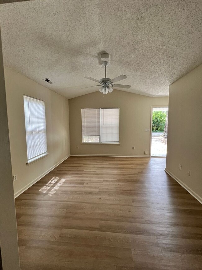 Photo - 3 Bedroom 2 Bath House (Lawncare INCLUDED!)