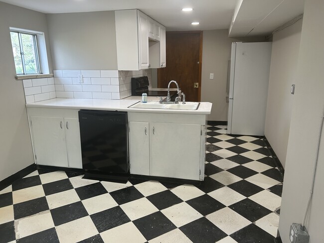 Cocina comedor con electricidad y pintura nuevas. - 5590 W 1st Ave