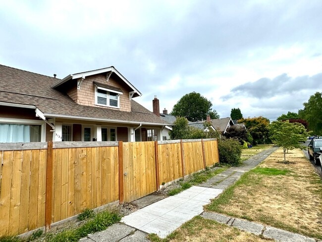 Building Photo - Charming 3-Bedroom Duplex in Tacoma Rental