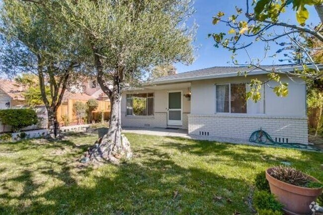 Building Photo - 3 Bed, 2.5 Bath Home in Wonderful Location
