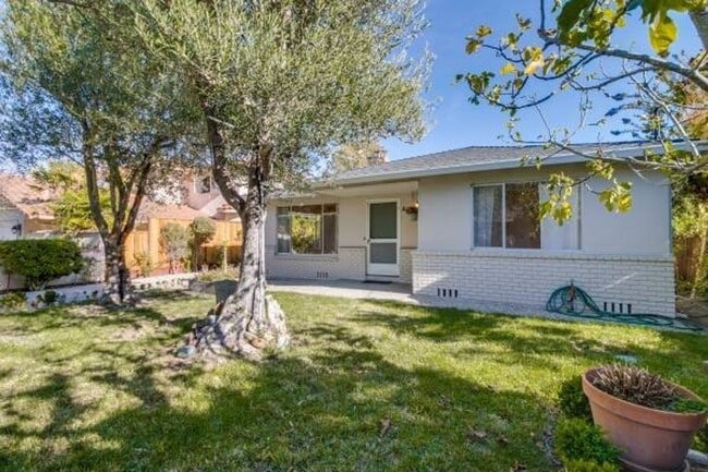 3 Bed, 2.5 Bath Home in Wonderful Location - 3 Bed, 2.5 Bath Home in Wonderful Location
