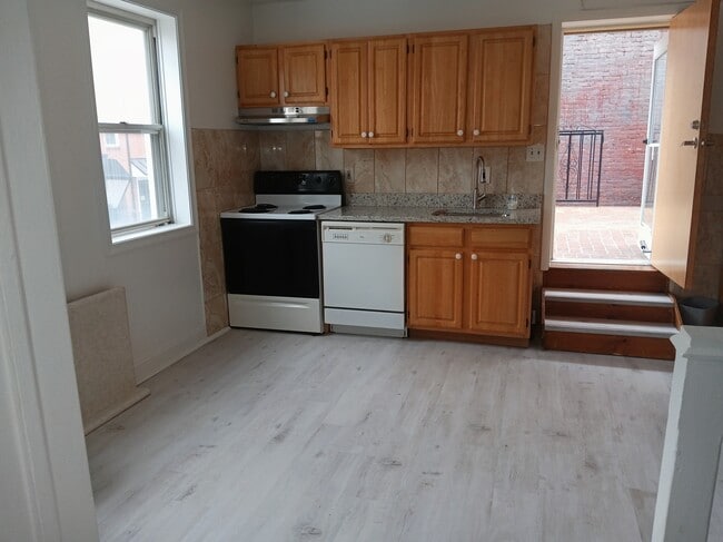 Stove, washer and faucet - 254 S Exeter St Unidad 1