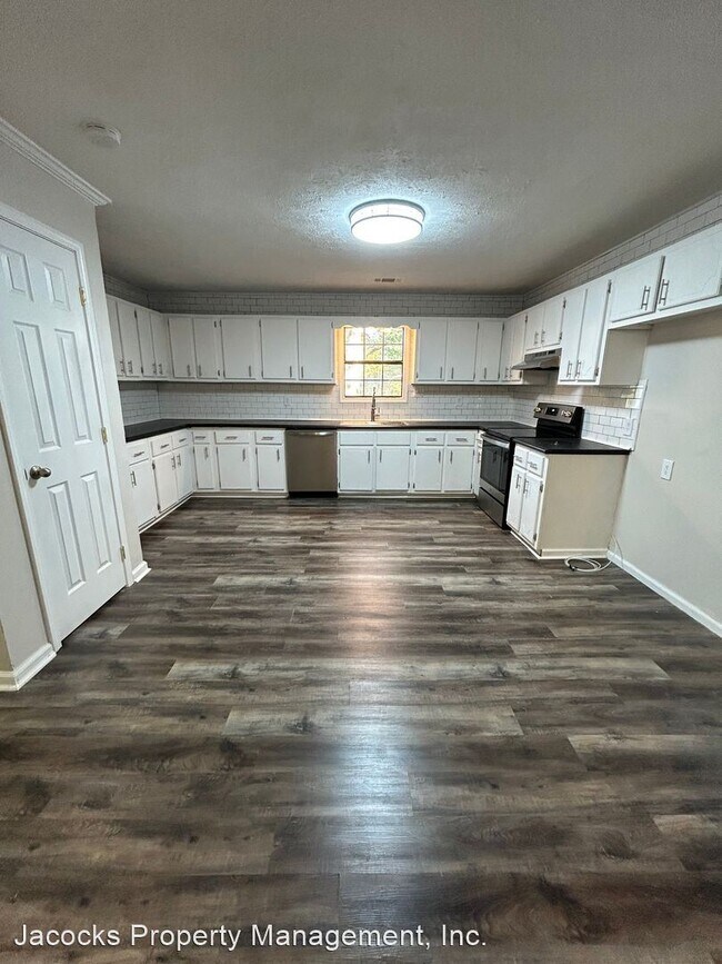 3 br, 2 bath House 596 N. McLemore Rental House Rental in