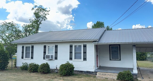 Building Photo - 3 Bed/1 Bath House