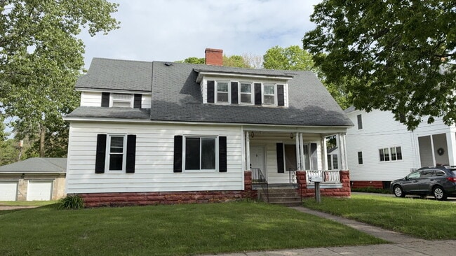 Building Photo - Nice 3 Bed 1 Bath near UWEC! Available June 1st
