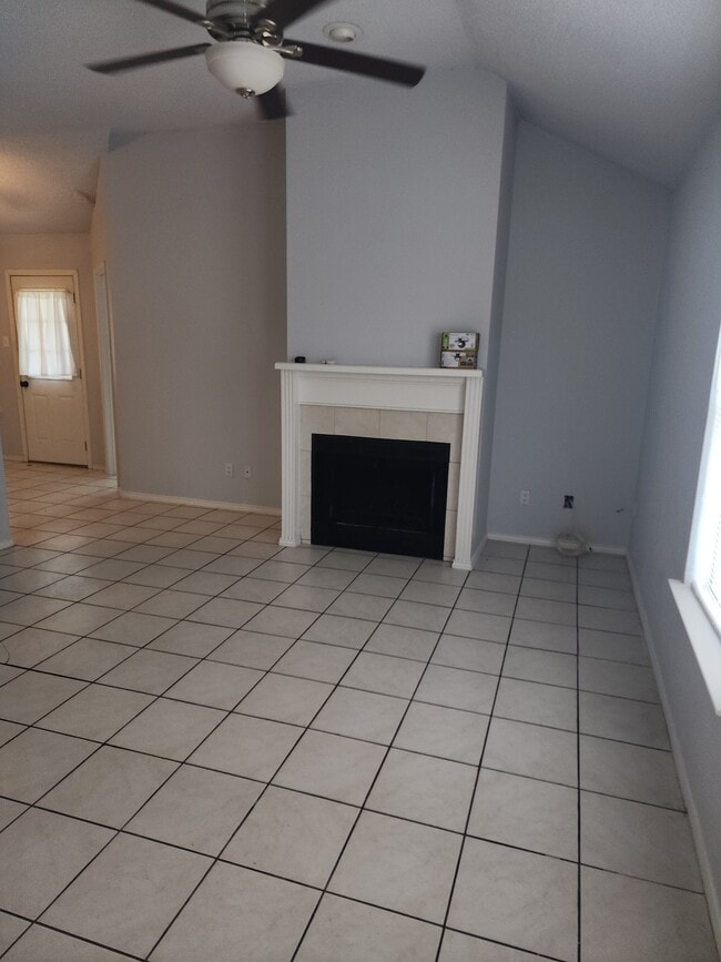 sala de estar con chimenea - 2150 Redwing Way