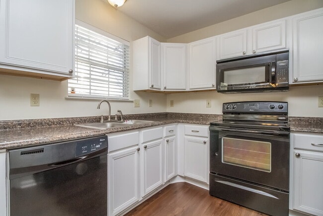 Photo - 688 Hollandale Rd