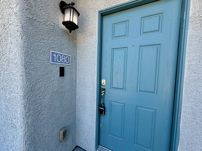 Photo - 3 BED 3 BATH 2 CAR GARAGE TOWNHOUSE W/ PRIVATE YARD, LOFT & BEDROOM DOWNSTAIRS IN GATED COMMUNITY... Unidad 1080