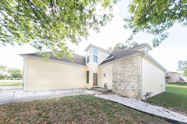 Photo - 618 Chaucer Ln