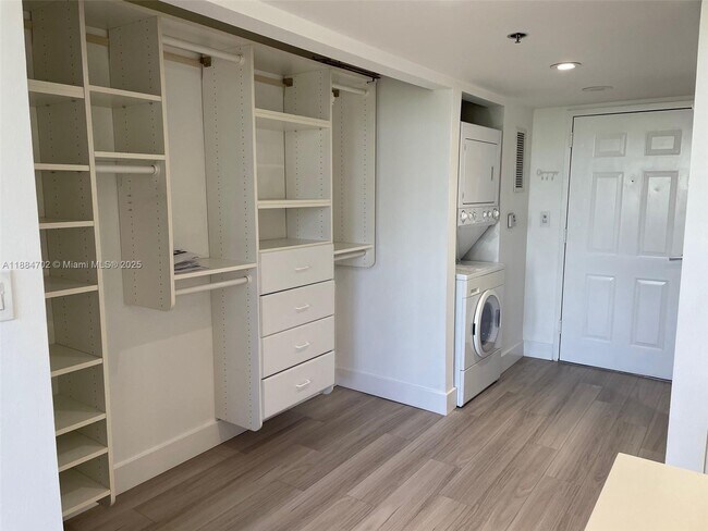 Photo - 540 Brickell Key Dr Unit 507