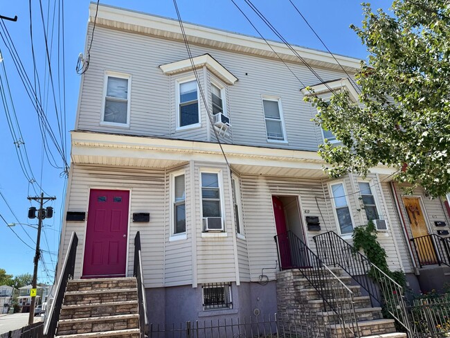 Building Photo - 419 7th St Rental