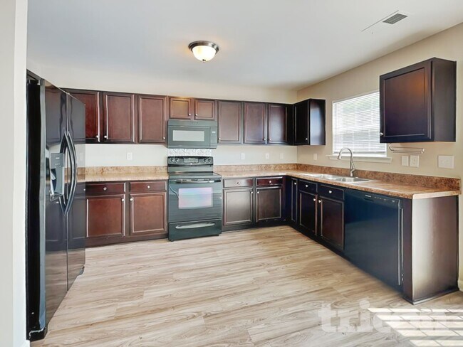 Photo - 747 Markham Cir